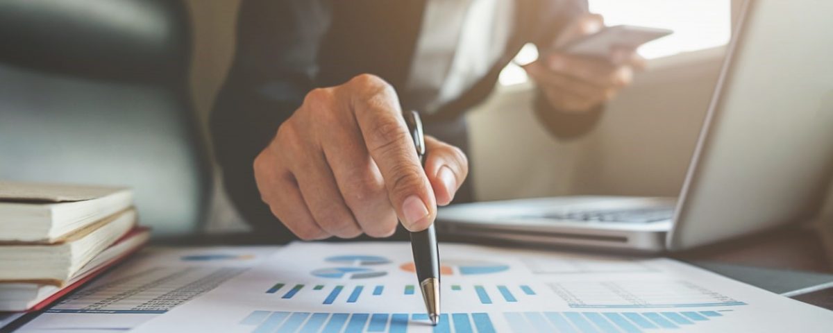Análisis financiero profesional con gráficos y datos